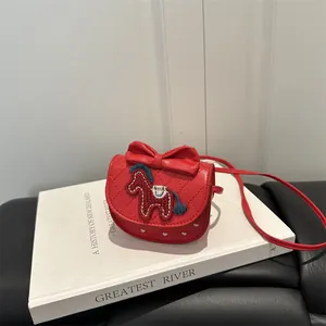 Sac Bandoulière Rouge Mignon pour Enfants Avec Nœud et Broderie Poney Imprimé Cœur en Cuir PU Mini Sac à Épaule pour Filles Cadeau