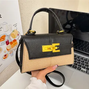 Sac à main trapèze chic en cuir noir et toile beige avec boucle en métal doré