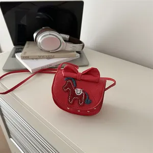 Petit sac rouge pour fille avec nœud, cuir matelassé et broderie cheval mignonne