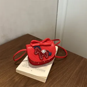 Sac bandoulière matelassé rouge pour fille avec nœud et poney brodé sur livre ancien