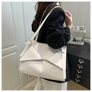 Détail d'un grand sac cabas blanc avec rabat pliable et bandoulière réglable chic