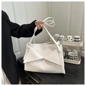 Détail du sac cabas blanc en cuir PU avec rabat géométrique et longue bandoulière réglable