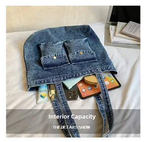 Detailansicht der Denim-Tragetasche mit großem Innenraum für Tablet und tägliche Utensilien