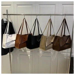 Détails des sacs fourre-tout en blanc, marron clair, noir, beige et marron foncé en similicuir