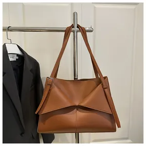 Détail du sac bandoulière en similicuir marron avec rabat triangulaire et couture sur cintre