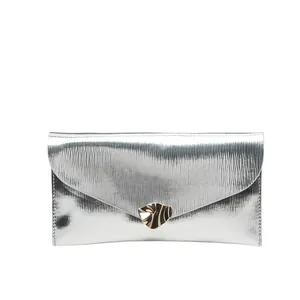 Silberne Metallic-Clutch mit vertikalen Wellen und goldenem, unregelmäßigem Verschluss