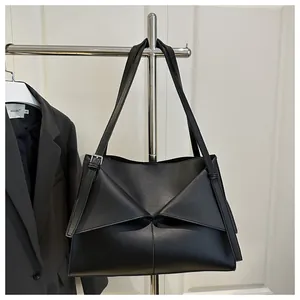 Détail du sac cabas minimaliste en cuir PU noir avec un design géométrique triangulaire