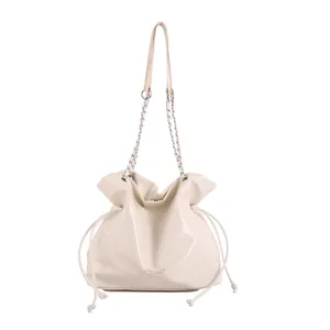 Borsa tote minimalista beige lucido con tracolla a catena e chiusura a coulisse