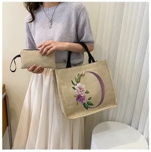 Detailansicht der Jute-Taschen mit lila Blumen-O-Druck und natürlicher Stoffstruktur