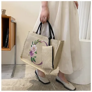 Detail der gewebten Tragetasche mit Blumen-C-Druck und passender Reißverschlusstasche