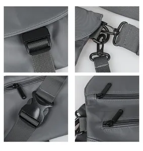 Détails du tissu en nylon gris, des boucles et des coutures de ce sac à bandoulière tendance