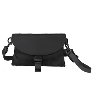 Détail de la sacoche noire avec fermeture à boucle et bandoulière en nylon réglable