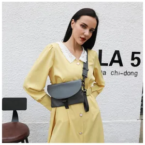 Détail du sac bandoulière gris avec rabat mat et boucle de réglage noire réglable