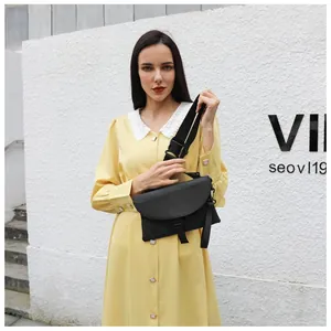 Détail d'un sac bandoulière en nylon noir avec large sangle réglable sur mannequin