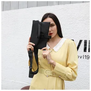 Vue détaillée d'un sac bandoulière en nylon noir avec sangle réglable sur robe