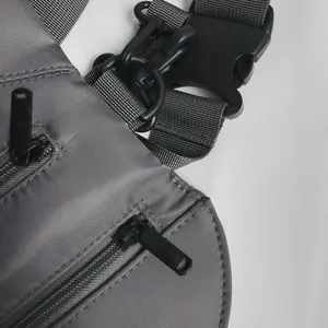 Détails d'un sac à bandoulière argenté avec fermetures éclair et boucles en nylon