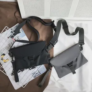 Sacs bandoulière en nylon noir et gris avec boucles, présentation de style urbain