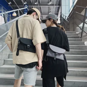 Détails des sacs bandoulière en nylon gris et noir avec sangles à boucle réglables