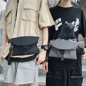 Vue extérieure de sacoches tactiques minimalistes en noir et gris avec boucle de serrage