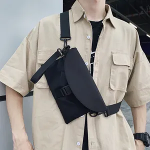 Mannequin portant un sac de poitrine noir en nylon avec sangle réglable et boucle de serrage