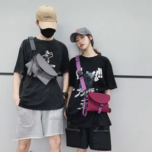 Photo de rue de deux modèles portant des sacs à bandoulière en nylon résistants à l'eau
