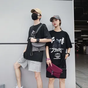 Détail de tenues street fashion avec sac bandoulière gris et t-shirts graphiques noirs