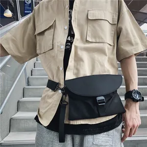 Détail d'un sac banane tactique en nylon noir avec boucle sur un mannequin homme