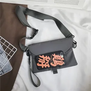 Détail du sac à bandoulière étanche gris foncé avec sangle en tissu ajustable