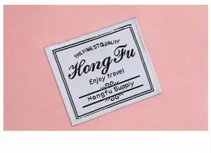Detalle de tela de nailon rosa con etiqueta de marca Hong Fu Enjoy Travel