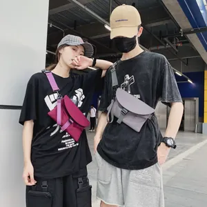 Détail de sacoches bandoulière streetwear violettes et grises avec sangle réglable