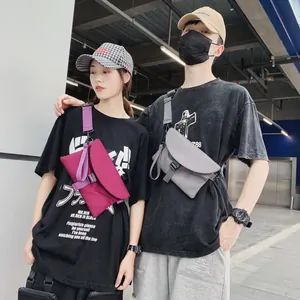 Sacs bandoulière en nylon violet et gris portés par un couple dans un métro moderne
