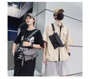 Détails des sacs bandoulière en nylon gris et noir montrant le tissu et la sangle réglable