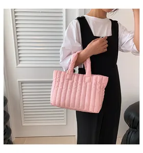 Détail du sac cabas matelassé rose à rayures verticales et poignées souples rembourrées