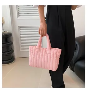 Détail du sac cabas matelassé rose avec rayures verticales et poignées rembourrées