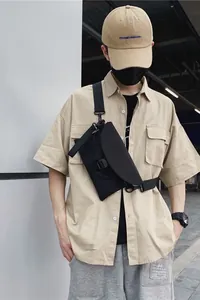 Vue détaillée du sac bandoulière noir fonctionnel avec boucle et sangle réglable