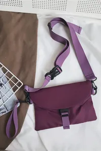 Détail de la sacoche bandoulière en nylon violet avec boucle et sangle ajustable