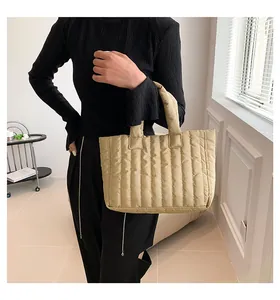 Détail du sac cabas matelassé beige clair avec rayures verticales et texture rembourrée