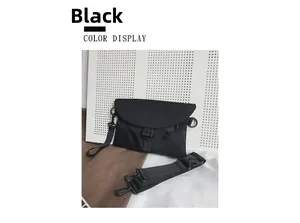 Détail d'une sacoche noire en nylon avec bandoulière réglable et fermeture à rabat