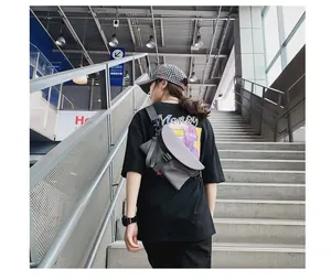 Vue arrière d'un sac de poitrine gris en nylon avec boucle dans une gare moderne