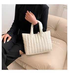 Détail du sac cabas matelassé blanc avec rayures verticales et texture nylon moelleuse