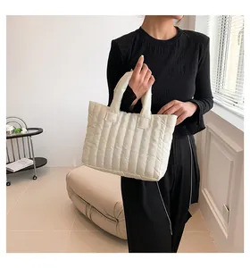 Vue détaillée du sac cabas matelassé crème avec rayures verticales et poignées souples