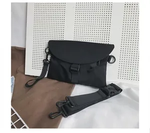 Détail d'un sac bandoulière en nylon noir avec boucle et sangle réglable