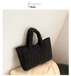 Détail du sac cabas matelassé noir avec rayures verticales douces et poignée