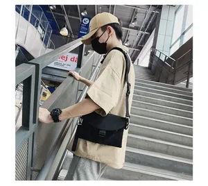 Sac bandoulière noir style urbain avec sangle réglable et fermeture à boucle rapide