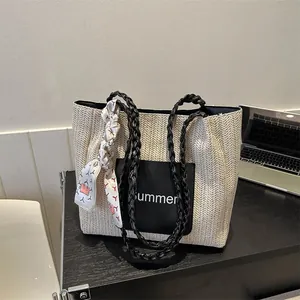 Sac cabas chic en paille tissée crème avec écusson d'été et détail de foulard en soie