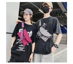 Modèles portant des sacs bandoulière en nylon violet et gris au style urbain japonais
