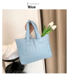 Détail du sac fourre-tout matelassé bleu clair avec des rayures verticales