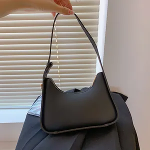 Minimalistische schwarze Halbmond-Hobo-Tasche aus mattem Leder mit goldenen Akzenten