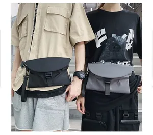 Détails des sacs à bandoulière minimalistes noirs et gris avec boucles sur des modèles