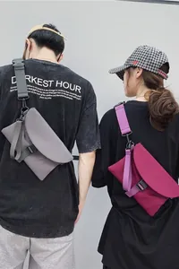 Sacs bandoulière imperméables en nylon mat anthracite et bordeaux avec boucles noires